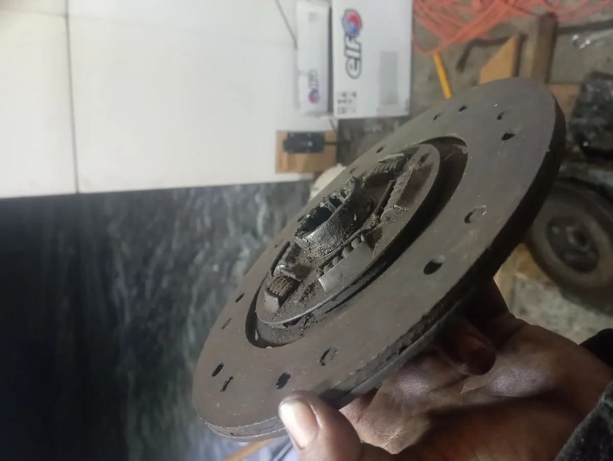 Jak prawidłowo wykonać montaż tarczy sprzęgła którą stroną unikać błędów