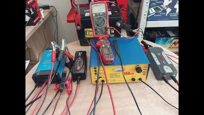 Dlaczego prostownik nie ładuje akumulatora? Oto najczęstsze przyczyny