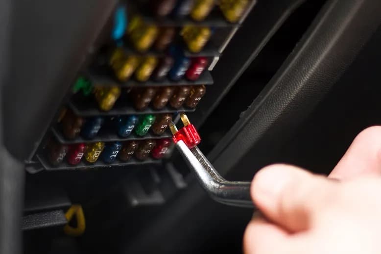 Gdzie są bezpieczniki w naczepie Krone? Oto najważniejsze lokalizacje