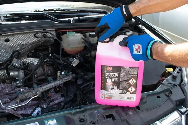 Czy płyn do chłodnicy jest trujący? Odkryj niebezpieczeństwa i objawy zatrucia