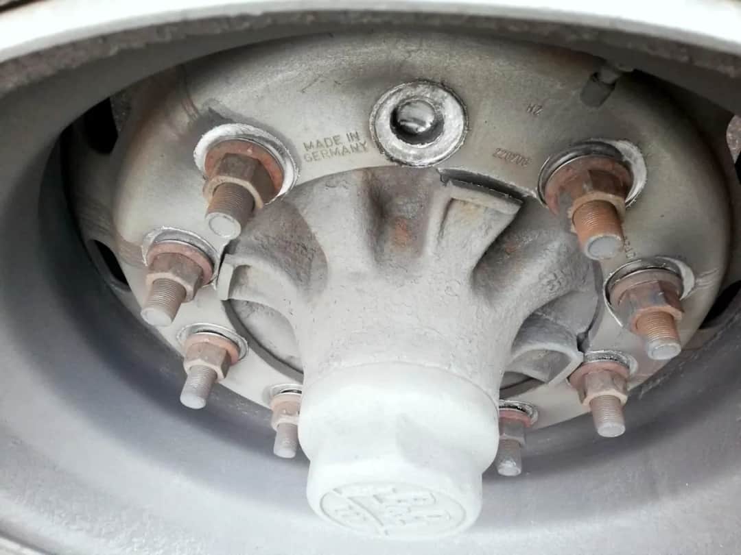 Z jaką siłą dokręcać koła w naczepie, aby uniknąć niebezpieczeństwa