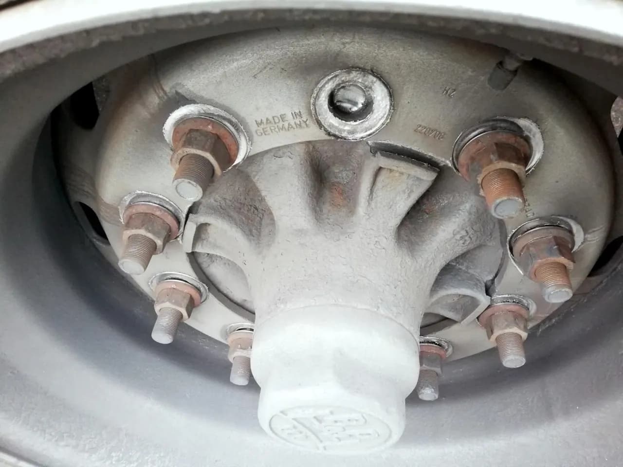 Z jaką siłą dokręcać koła w naczepie, aby uniknąć niebezpieczeństwa