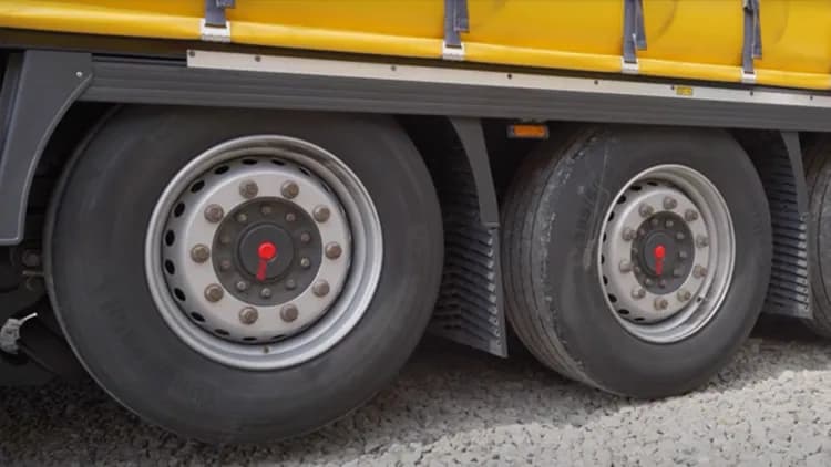 Podnoszenie osi w naczepie po co? Odkryj korzyści i zastosowania