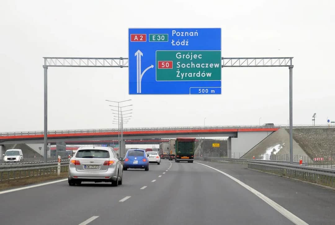 Jaki limit na autostradzie w Polsce? Sprawdź, by uniknąć mandatu