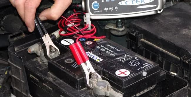 Jak podłączyć prostownik do akumulatora – uniknij najczęstszych błędów