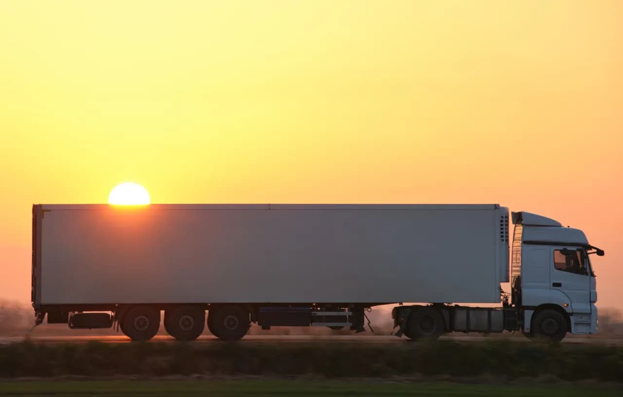 Naczepa BDE co to jest i jak zwiększa efektywność transportu?