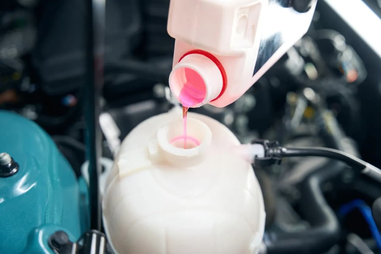 Jaki płyn do chłodnic wybrać, aby uniknąć przegrzewania silnika?