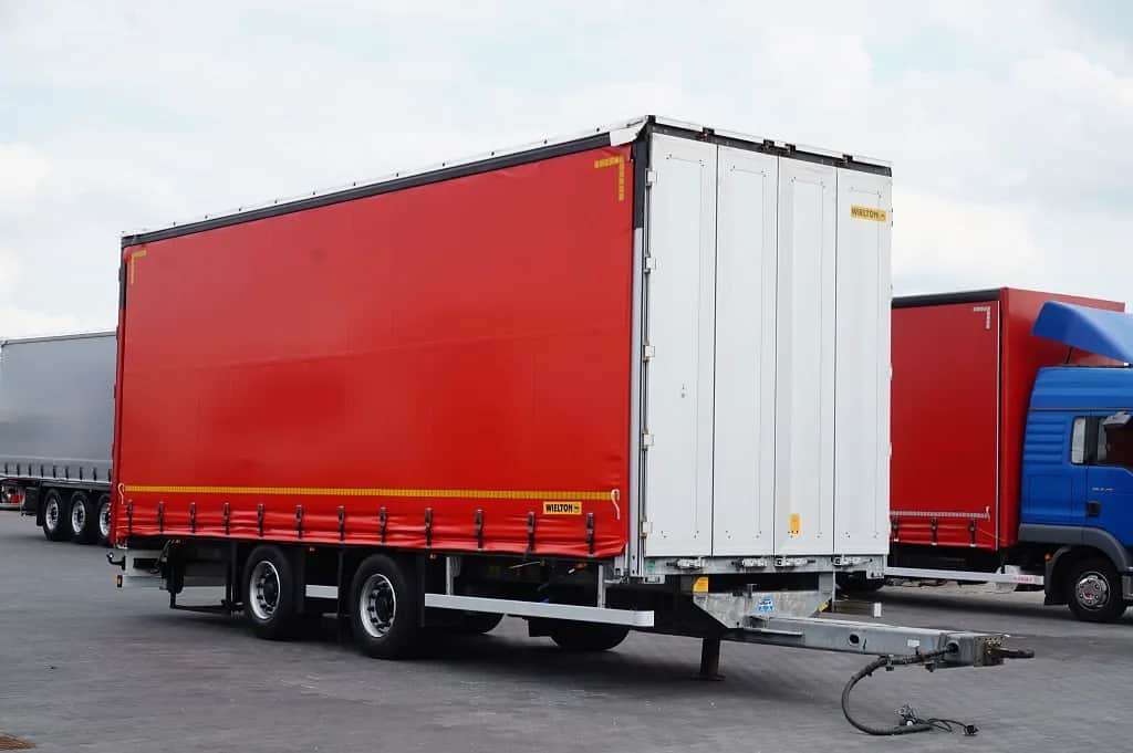 Ile waży naczepa firanka? Sprawdź, co wpływa na jej ciężar