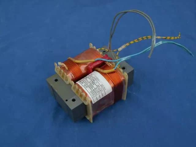 Jakie napięcie powinien mieć transformator do prostownika, aby uniknąć problemów?