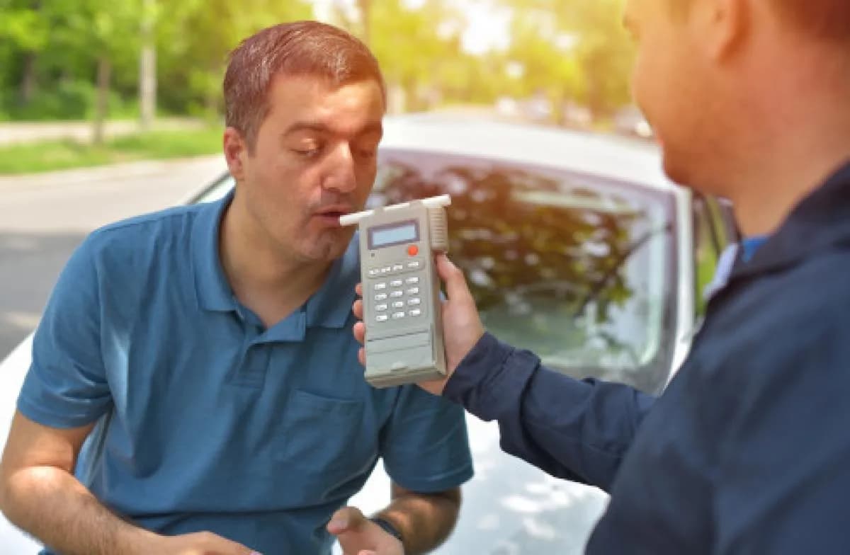 Czy policja może badać alkomatem w domu? Twoje prawa i konsekwencje