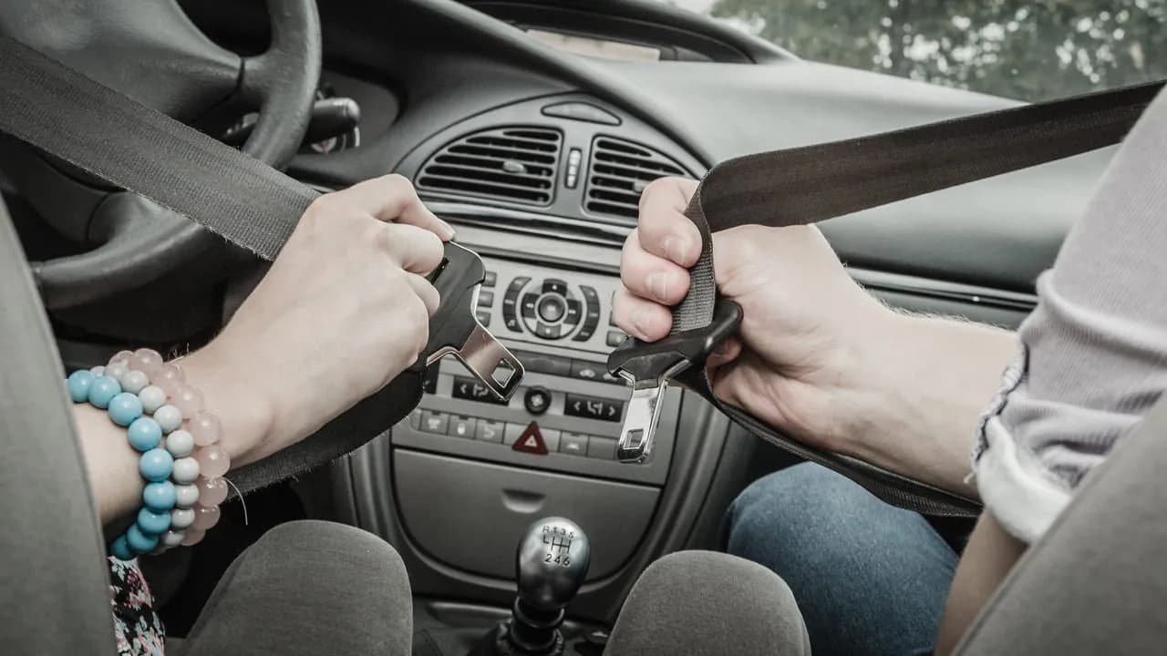 Jak zbudowany jest pas bezpieczeństwa i jak chroni Twoje życie