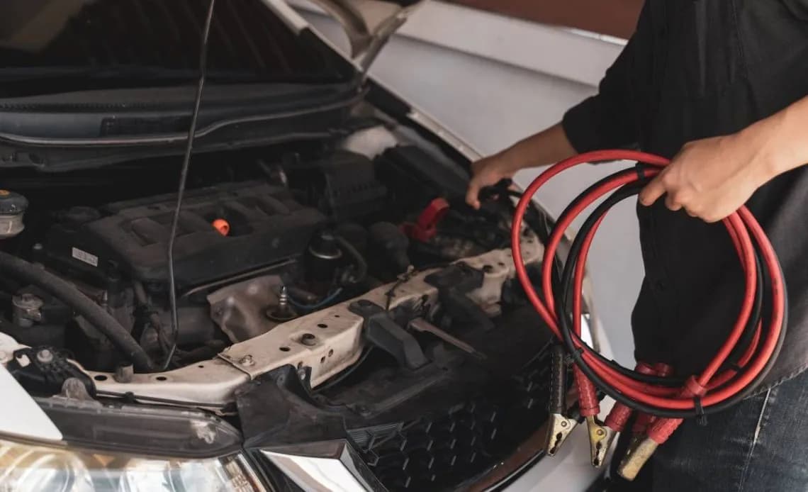 Jak używać prostownika: uniknij najczęstszych błędów i zagrożeń