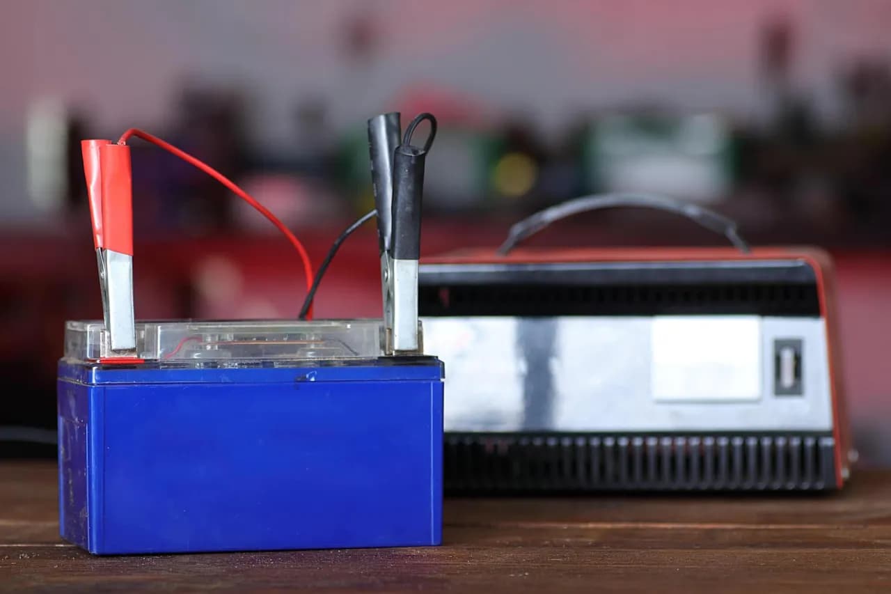 Jak długo prostownik ładuje akumulator? Poznaj tajemnice ładowania