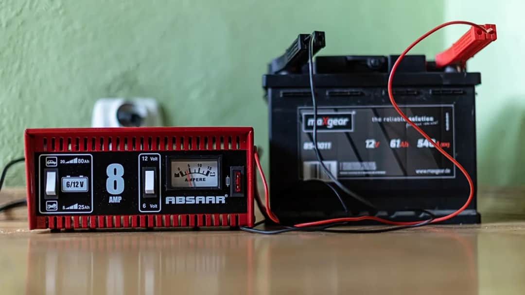 Mrakumulator jaki prostownik wybrać, aby uniknąć kosztownych błędów